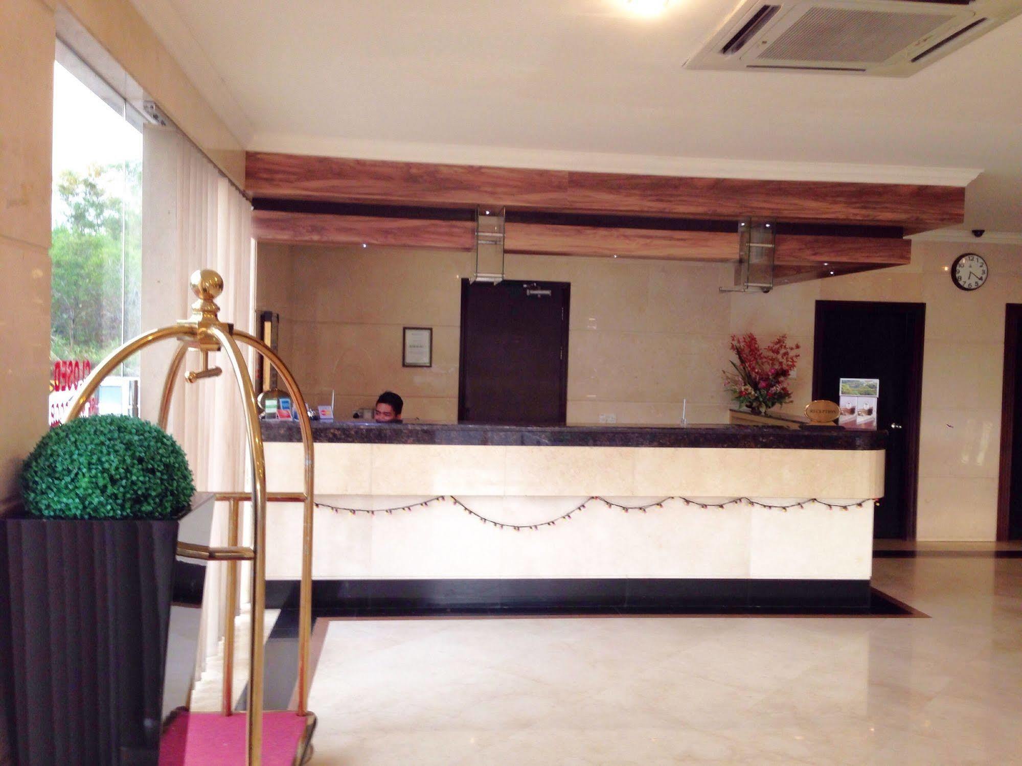 Palm Garden Hotel Brunei Bandar Seri Begawan Exterior photo
